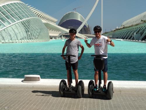 De foto`s van segway tour door de stad van kunsten en wetenschappen