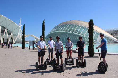 Los fotos de tour en segway en grupo a los principales puntos de valencia