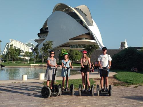 De foto`s van segway tour door de stad van kunsten en wetenschappen