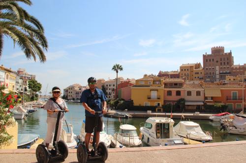 De foto`s van segway tour door de haven van valencia
